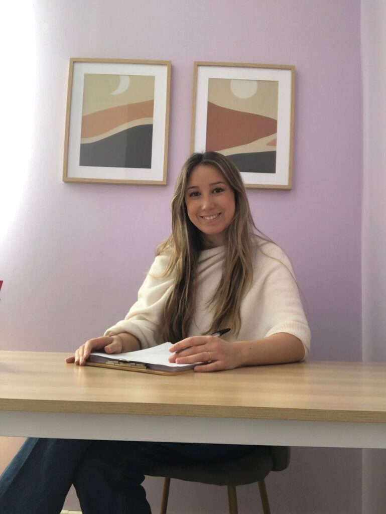 Equipo · Sanar y Crecer. Psicología · Psicóloga Abigail García, graduada en Psicología por la Universidad Complutense de Madrid, cursando el itinerario específico de Psicología Clínica.